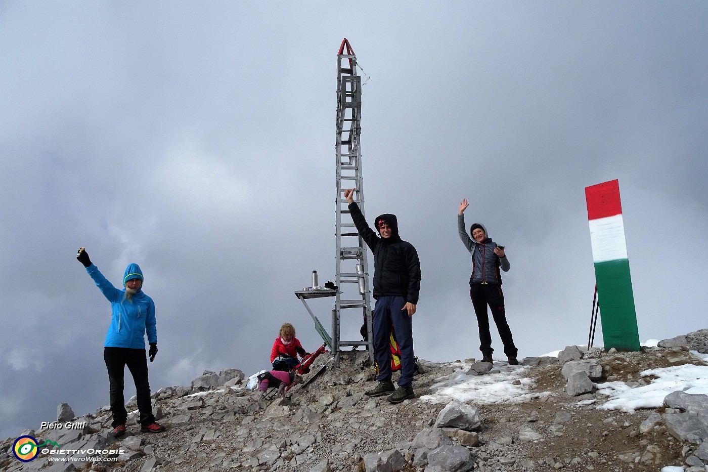 67 In vetta al Pizzo Arera (2512 m), ben imbacuccati !.JPG -                                